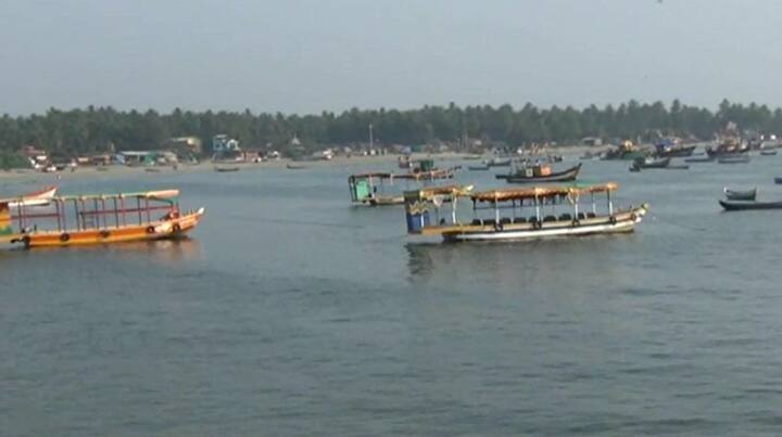 भोगवे, निवती, सागरेश्वर, तळाशीर, तोंडवळी, वेळागर, मोचेमाड इथल्या किनाऱ्यांवर तुम्हाला जाता येईल. 