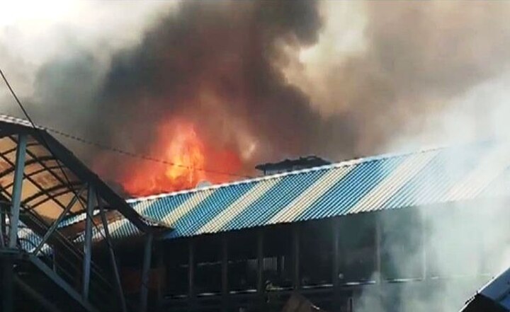 Mumbai : Fire broke out near bandra station वांद्रे स्टेशनजवळच्या झोपडपट्टीची आग आटोक्यात