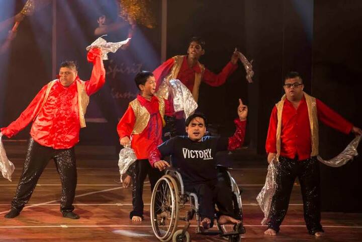 ‘अद्भूत भारत’ या थिमवर अपंग मुलांनी कला सादर केली. या मुलांचे डान्स अक्षरश: थक्क करणारे होते. धडधाकट माणूसह यांच्यासमोर फिका पडेल असा डान्स या मुलांनी केला. 