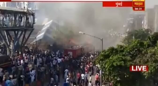 मुंबईतील वांद्रे स्टेशनच्या पूर्वकडेली झोपडपट्टीत आग लागली आहे. झोपडपट्ट्यांवर अतिक्रमण विरोधी पथकाची कारवाई सुरु असताना आग लागली.