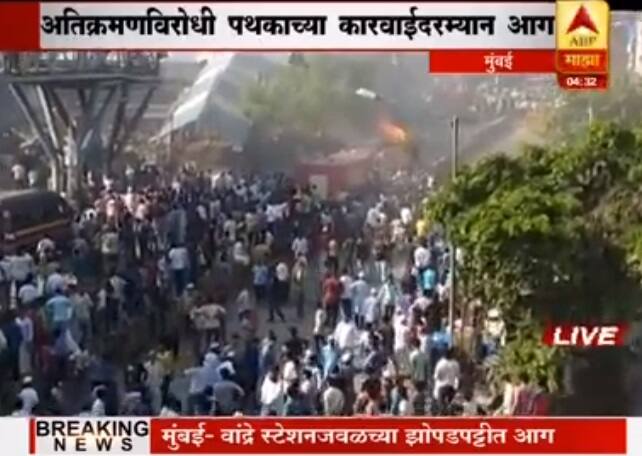 महत्त्वाचं म्हणजे ही आग पसरत वांद्रे स्टेशनच्या तिकीट काऊंटरपर्यंत पोहोचली आहे.
