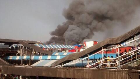 वांद्रे रेल्वे स्थानकाजवळील झोपडपट्टीला भीषण आग वांद्रे रेल्वे स्थानकाजवळील झोपडपट्टीला भीषण आग