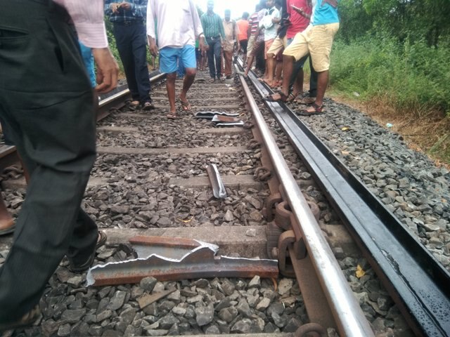 Duranto Express’s engine collapsed near Sawantwadi Konkan Railway was disrupted latest update दुरांतो एक्स्प्रेसचं इंजिन रुळावरुन घसरलं, कोकण रेल्वे विस्कळीत