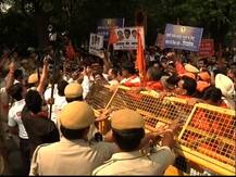 गुजरातच्या विमानसेवेला रेड कार्पेट, महाराष्ट्र वाऱ्यावर का? - शिवसेना