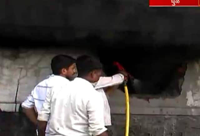 सापाला बाहेर काढण्यासाठी लावलेल्या आगीत गोडाऊन जळून खाक