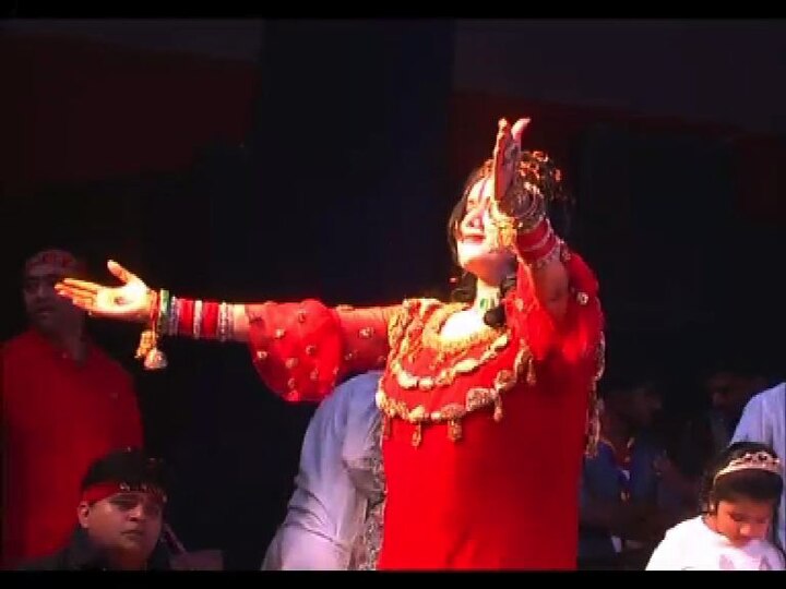 Radhe Maa dance video Latest visuals राधे माँ पुन्हा बेभान,भक्तांसमोर डान्स, भक्तांनी नोटा उधळल्या