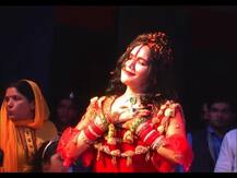 राधे माँकडून भक्तांना प्रसाद म्हणून उष्ट्या चॉकलेटचं वाटप