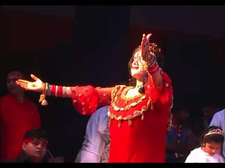 उत्तर प्रदेशातील संभलमध्ये कल्की उत्सवात, राधे माँ भक्ती गीतावर नाचत होती. यावेळी अनेक भक्तांनी तिच्याभोवती गराडा घातला होता. 