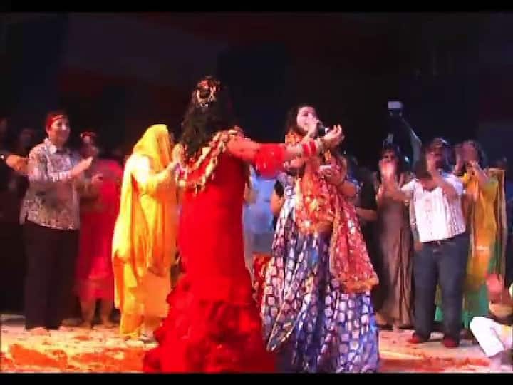 नौटंकीची महागुरु राधे माँनं पुन्हा एकदा ठुमके लगावले. उत्तर प्रदेशच्या संभलमध्ये एका कार्यक्रमाचं आयोजन करण्यात आलं होतं. यावेळी राधे माँ तिच्या भक्तांसमोर बेभान होऊन नाचली. 