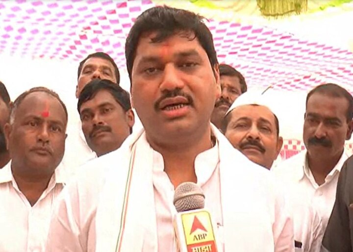 Dhananjay Munde criticized to Chief Minister Devendra Fadnavis स्वतः मुख्यमंत्रीच अकार्यक्षम, जनताच त्यांना नारळ देईल : धनंजय मुंडे