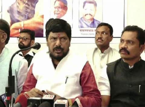 राहुल गांधींनी दलित मुलीशी लग्न करावं, आम्ही स्थळ पाहू : रामदास आठवले राहुल गांधींनी दलित मुलीशी लग्न करावं, आम्ही स्थळ पाहू : रामदास आठवले