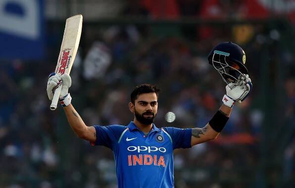 आयसीसीच्या वन डे रँकिंगमध्ये विराट कोहलीने दक्षिण आफ्रिकेच्या ए बी डीव्हिलियर्सला मागे टाकत, नंबर वन स्थान पटकावलं आहे. ICC रँकिंग - 1) विराट कोहली (भारत) – 889 गुण