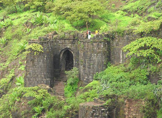 सिंहगडावर युगुलाची आत्महत्या, प्रेमसंबंधातून टोकाचं पाऊल