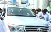 शिवसेनेचे तीन आमदार एकाच गाडीत, ड्रायव्हिंग सीटवर अजित दादा