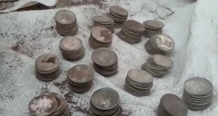 258 silver coins were found in Sindhakhed Raja सिंदखेड राजामध्ये तब्बल 258 इंग्रजकालीन चांदीची नाणी सापडली!