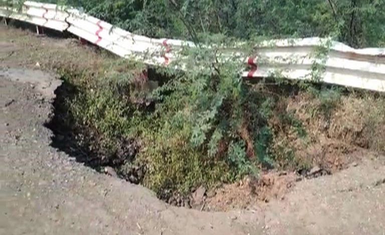 जळगावचे पालकमंत्री चंद्रकांतदादांच्या जिल्ह्यातील तापी नदीवरच्या पुलाला भगदाड