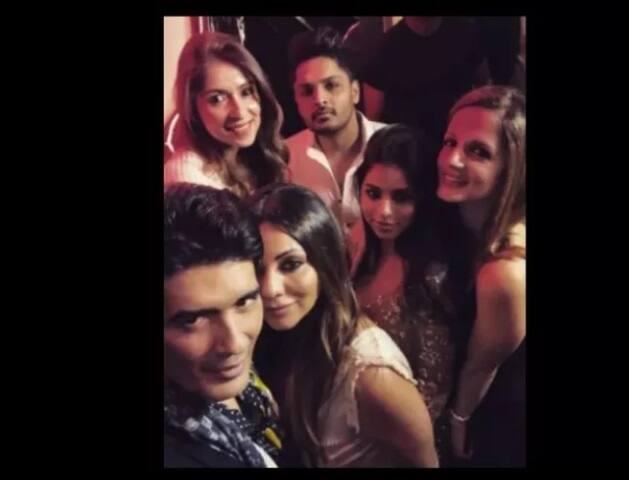 डिझायनर मनिष मल्होत्रानं आपल्या इंस्टाग्राम अकाउंटवर या पार्टीचे काही फोटो शेअर केले आहेत. 