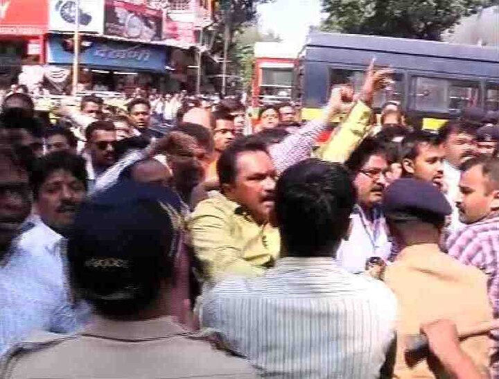 Mumbai : Ruckus between MNS and Congress workers in Dadar दादरमध्ये काँग्रेस आणि मनसे कार्यकर्ते भिडले!
