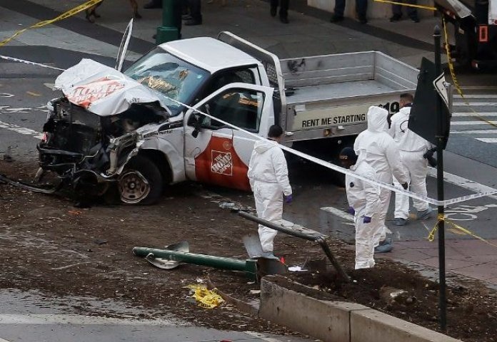 terror attack in New York City,Eight killed, 11 injured in Manhattan अमेरिकेत दहशतवादी हल्ला, ट्रकने चिरडल्याने 8 जणांचा मृत्यू