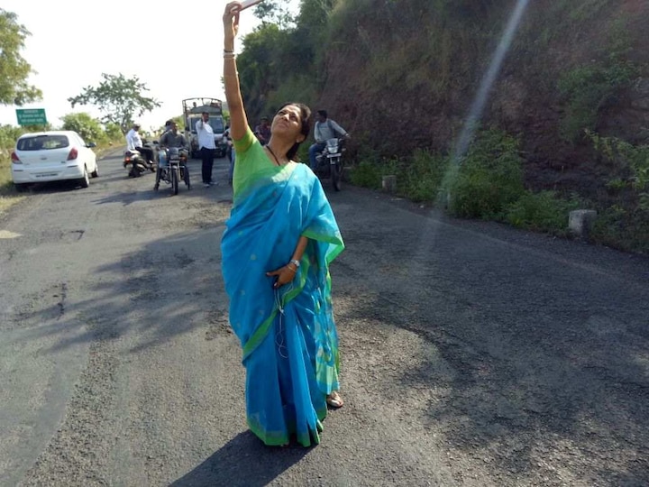 Supriya Sule’s Selfie with potholes latest updates सुप्रिया सुळेंचा 'सेल्फी विथ खड्डा'