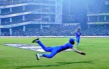 VIDEO : हवेत सूर मारुन पांड्यानं टिपला अप्रतिम झेल!