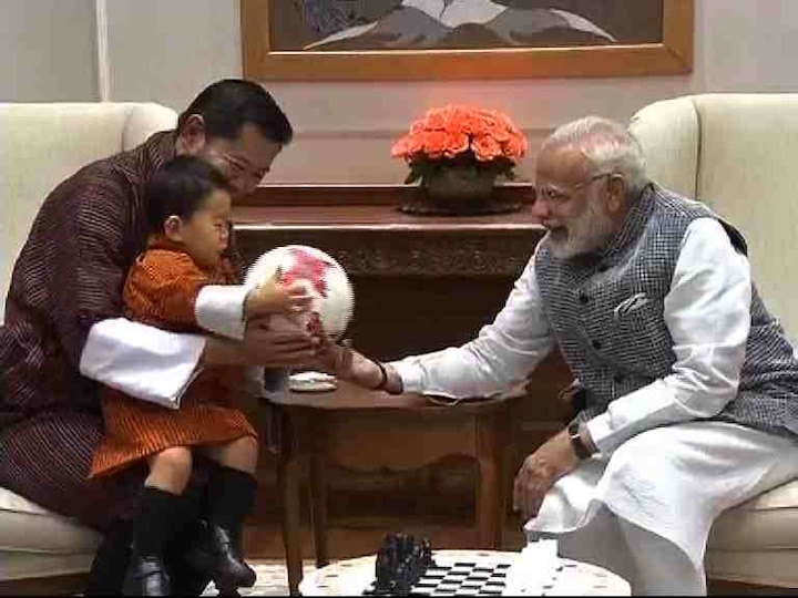 PM Modi meets Bhutan royals, presents official football of FIFA U-17 world cup पंतप्रधान मोदींना भूतानच्या राजकुमाराचा लळा