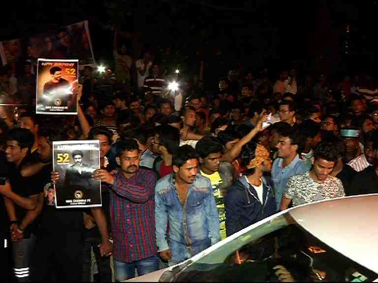 शाहरुखला शुभेच्छा देणं महागात, चाहत्यांचे पाकीट, मोबाईल लुटले!