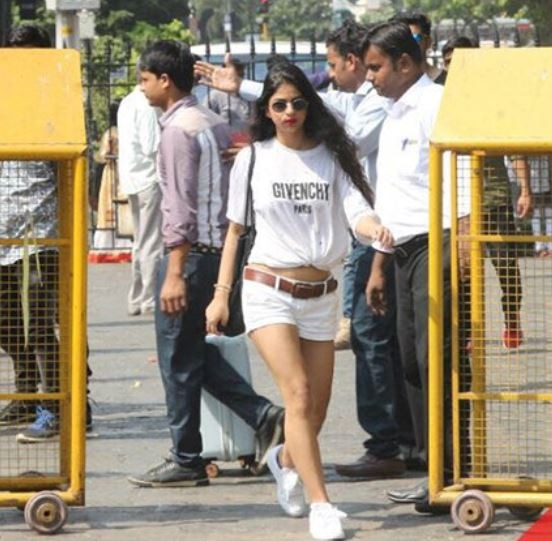 SRK’s daughter Suhana Khan wears a white t-shirt worth of Rs.52 thousand इंटरनेटवर सुहानाच्या टी-शर्टची चर्चा, किंमत तब्बल...