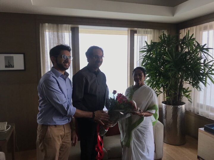  मुंबई दौऱ्यावर असलेल्या पश्चिम बंगालच्या मुख्यमंत्री ममता बॅनर्जी यांनी आज शिवसेना पक्षप्रमुख उद्धव ठाकरे यांची भेट घेतली. यावेळी युवासेना प्रमुख आदित्य ठाकरेही उपस्थित होते. मुंबईतील ट्रायडंट हॉटेलमध्ये ही भेट झाली. 