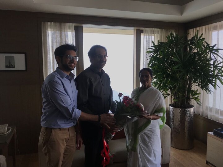 त्या पार्श्वभूमीवर ममता बॅनर्जी आणि उद्धव ठाकरे यांच्या भेटीने राजकीय वर्तुळाचं लक्ष वेधून घेतलं आहे. या भेटीत नेमकी काय चर्चा झाली हे अद्याप कळू शकलेलं नाही.