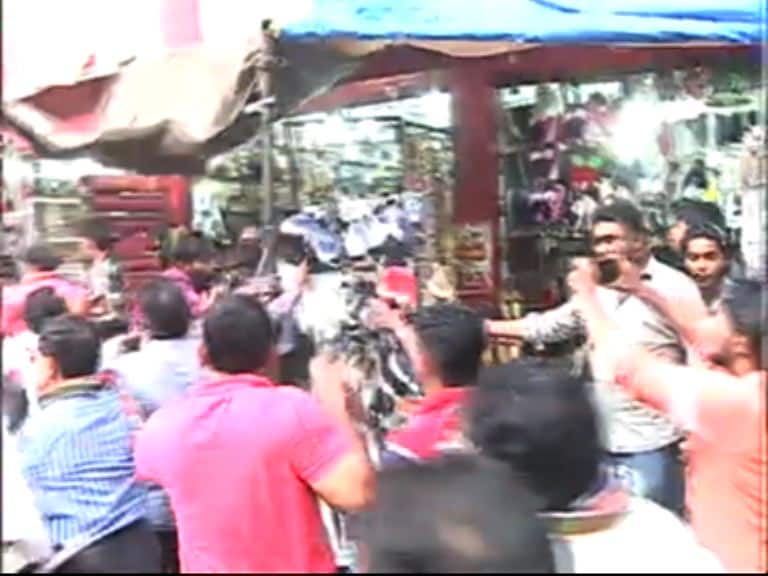 mns protest against illegal hawkers in Pune latest update पुण्यातही मनसे कार्यकर्त्यांकडून फेरीवाल्यांच्या स्टॉलची तोडफोड