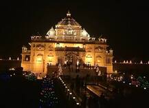 पंतप्रधान नरेंद्र मोदी गुजरातमधील अक्षरधाम मंदिरात