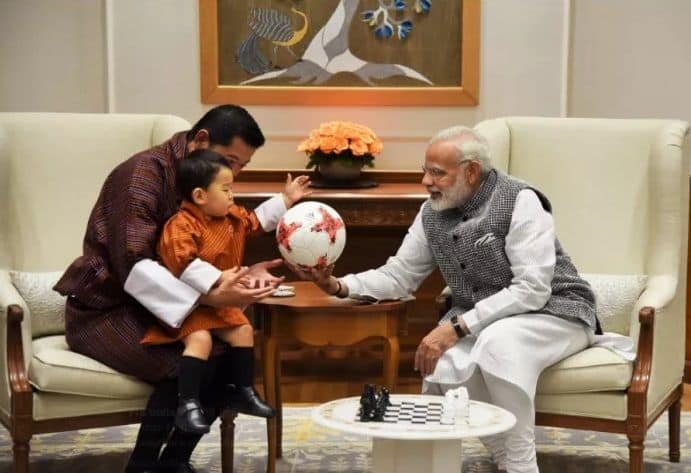 दोन दिवसांपूर्वीच राजा, राणी आणि त्यांचा चिमुकला भारत दौऱ्यावर आले आहेत. सुषमा स्वराज यांनी विमानतळावर त्यांचं शाही थाटात स्वागत केलं. 
