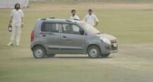रणजी सामन्यादरम्यान कार थेट मैदानात घुसली!  