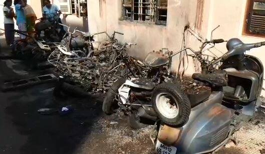 आई-वडील रागावल्याने मुलाने सोसायटीतील दुचाकी जाळल्या