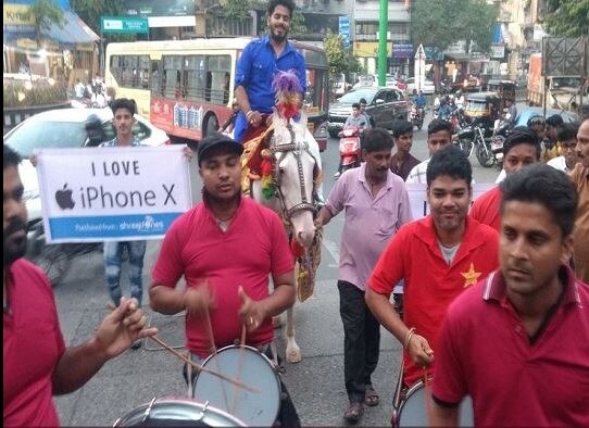 Thane : Youth goes to buy iPhone X with band baja riding on horse latest update ठाण्यातील तरुणाची घोड्यावर बसून वाजतगाजत iPhone खरेदी