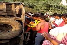 दारुने भरलेला ट्रक उलटला, मदत सोडून स्थानिकांचा दारुवर डल्ला