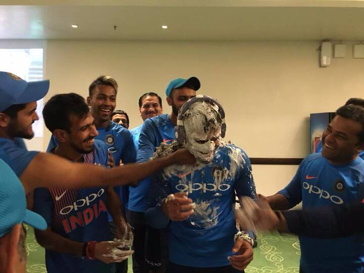 राजकोट : टीम इंडियाचा कर्णधार विराट कोहलीचा आज 29 वा वाढदिवस आहे. देशभरात विराटचा वाढदिवस त्याचे चाहते मोठ्या उत्साहात सेलिब्रेट करणार हे नक्कीच. पण रात्री 12 वाजता ड्रेसिंग रुममध्ये केक कापून विराटचा वाढदिवस साजरा करण्यात आला.