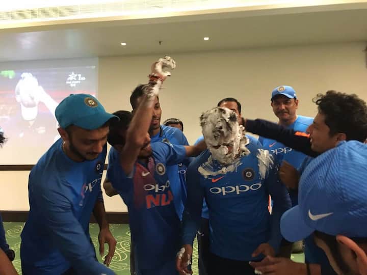 विराट कोहली हा क्रिकेटमधील प्रत्येक विक्रमाला गवसणी घालणारा फलंदाज आहे. सर्वाधिक शतकं, सर्वाधिक वेगवान धावा, स्पोर्ट्स ब्रँड, यशस्वी कर्णधार आणि कमी वयात एवढी उंची गाठणारा ता जगातील एकमेव फलंदाज असावा.