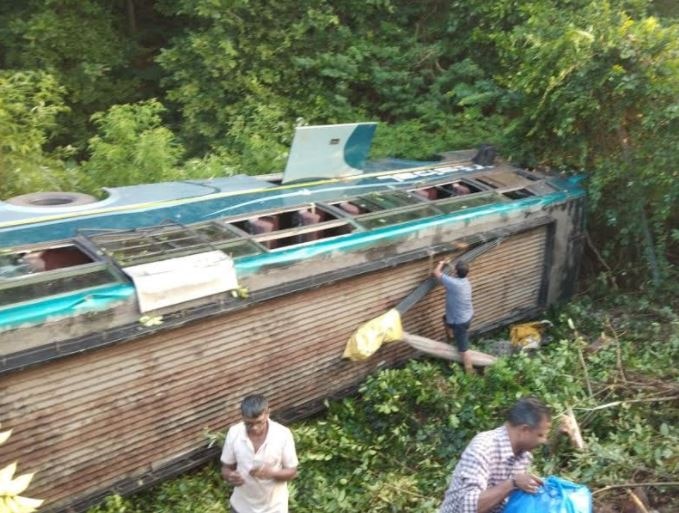 Vishal travels bus accident near Kharepatan on Mumbai Goa highway मुंबई-गोवा महामार्गावर लक्झरी बस पलटली, 27 जण जखमी