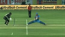 स्टम्प किंगची स्टम्पिंग करणं अशक्य, धोनीची जबरदस्त स्ट्रेचिंग