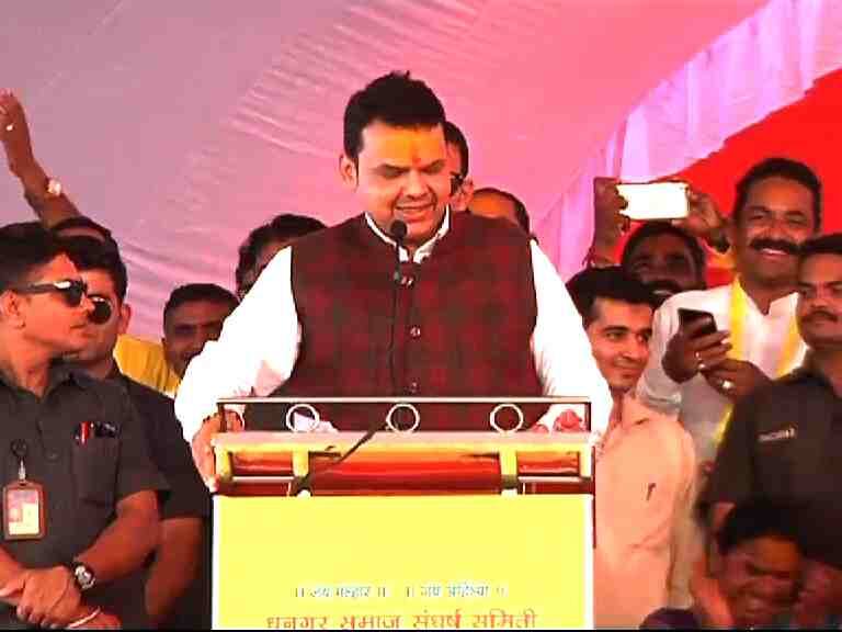 क्या हुआ तेरा वादा...? मुख्यमंत्री भाषणाला उभे राहताच गाणं वाजलं kya hua tera wada song played during CM fadnavis’s speech क्या हुआ तेरा वादा...? मुख्यमंत्री भाषणाला उभे राहताच गाणं वाजलं
