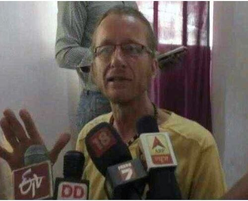 German national Holger Ereek allegedly beaten by railway contractor in Uttar Pradesh latest update रेल्वे कंत्राटदाराकडून मारहाण, जर्मन नागरिकाचा दावा