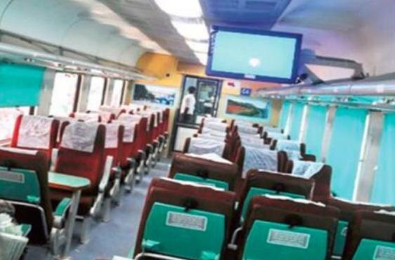 railways to Unveiling its gold standard service on shatabdai and rajdahni express trains अत्याधुनिक कोच, ऑटोमॅटिक दरवाजे, रेल्वेची आजपासून ‘सुवर्ण’ सेवा सुरु