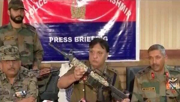 america made weapons are found from terrorist in Kashmir latest update पुलवामातील दहशतवाद्यांकडे अमेरिकन बनावटीची शस्त्र