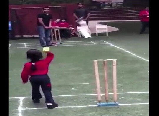 Cricketer Gautam Gambhir faces daughter Aazeen’s bowling on school cricket field, shares video on Twitter latest update VIDEO : गौतम गंभीरची बॅटिंग, लेकीची बॉलिंग आणि...