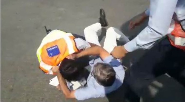 Indigo suspended their employee who beaten traveler प्रवाशाला मारहाण करणाऱ्या इंडिगो कर्मचाऱ्याची हकालपट्टी