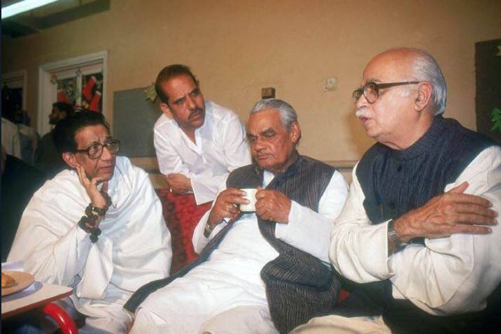 1990 मधील लालकृष्ण अडवाणींच्या रथयात्रेने देशभरात हिंदुत्वाचे वातावरण तयार झालं होतं. त्यानंतर विश्व हिंदू परिषदेने सुरु केलेल्या कार सेवेत लाखो हिंदुत्ववादी कार्यकर्ते कारसेवेसाठी अयोध्येत जमू लागले. 1992 मधील कारसेवेदरम्यान हिंदुत्ववाद्यांनी अयोध्येतील वादग्रस्त बाबरी मशीद पाडली. त्याप्रकरणी ज्या लोकांवर दोषारोप पत्र ठेवण्यात आलं, त्यात लालकृष्ण अडवाणींच्याही नावाचा समावेश करण्यात आला.