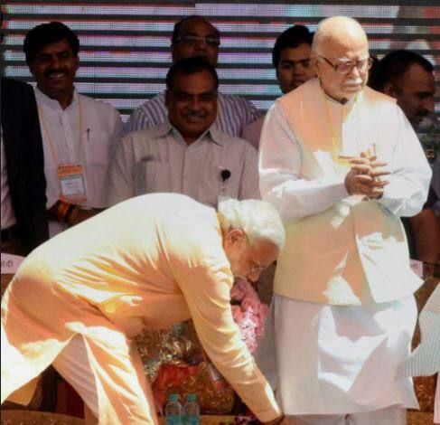 पण 1998 मधील सरकाचा पाठिंबा अण्णाद्रमुकं आणि जयललिता यांनी काढल्यामुळे ते सरकार काही दिवसातच पडलं. यानंतर 1999 च्या लोकसभा निवडणुकीत पुन्हा भाजपला मोठं यश मिळालं. यावेळी वाजपेयी यांच्या सरकारमध्ये अडवाणी गृहमंत्री आणि नंतर देशाचे उपपंतप्रधान होते. (सर्व फोटो : लालकृष्ण अडवाणी ट्विटर अकाऊंट)