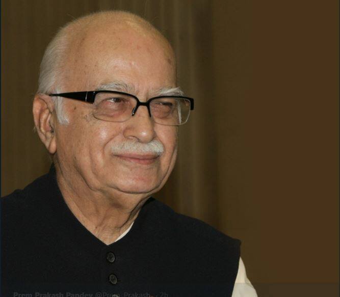1990 चं दशक अडवाणींच्या राजकीय कारकीर्दीसाठी अतिशय महत्त्वाचं ठरलं. कारण, व्ही.पी.सिंग सरकारने मंडल कमिशनच्या शिफारसी लागू केल्याने याविरोधात देशभरात उग्र स्वरुपाचं आंदोलनं सुरु झालं. अनेक ठिकाणी तरुण विद्यार्थी रस्त्यावर उतरुन आंदोलन करत होते. याच काळात म्हणजे 1990 मध्ये लालकृष्ण अडवाणींनी सोमनाथ ते अयोध्या रथयात्रा सुरु करुन, हिंदुत्वाच्या मुद्द्याला हात घातला. या यात्रेदरम्यान त्यांना अटक झाली. पण त्यामुळे त्यांची लोकप्रियता अधिकाधिक वाढली.
